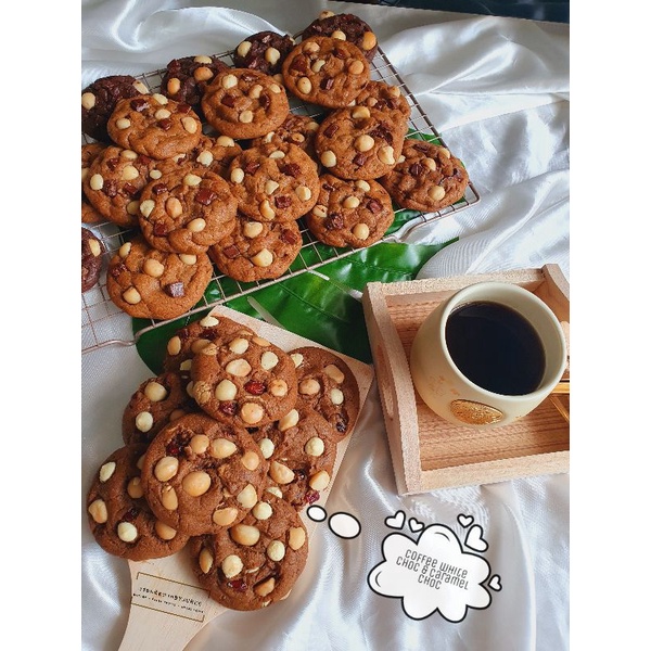 Soft&chewy coffee macadamia cookies