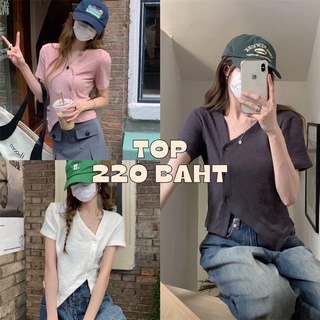 พร้อมส่ง เสื้อยืดคอวีแขนสั้นสีพื้น สีชมพู สีขาวและสีเทา ทรงเข้ารูป กระดุมสีแมทกับเสื้อ ดีเทลปลายเฉียง ผ้ายืดร่อง ผ้านิ่ม