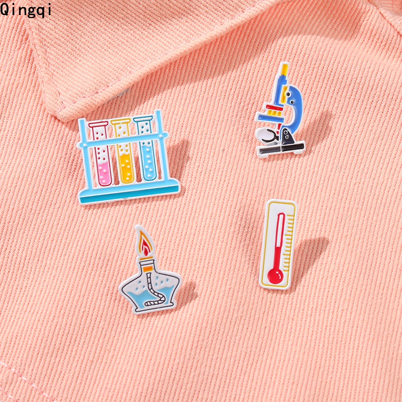เข็มกลัดการ์ตูนเคมี Pins เคลือบกล้องจุลทรรศน์เครื่องวัดอุณหภูมิตกแต่งกระเป๋าเป้สะพายหลัง