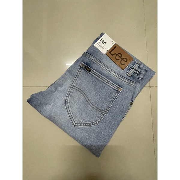 Lee รุ่น LE 7B03 กางเกงยีนส์ผู้ชาย ราคาป้าย 1,890 บาท ยีนส์ยืด เอวกลาง ทรงตรง สียีนส์ สวยมากๆ ใหม่ ข