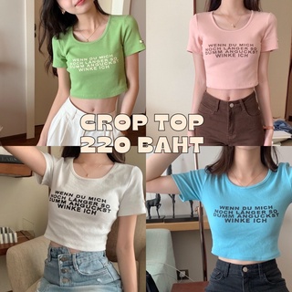 พร้อมส่ง เสื้อยืดคอกลมแขนสั้นสีฟ้า สีชมพู สีขาวและสีเขียว ทรงครอป ทรงเข้ารูป ดีเทลงานสกรีนลายText เย็บติดLabelที่แขน