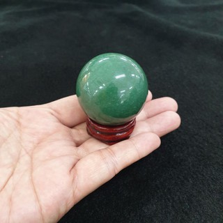 ลูกกลมหินกรีนอเวนเจอรีน(Green Aventurine)อเวนจูรีน กรีนอะเวนจูรีน หินกรีนอเวนเจอรีนลูกกลมรอบวง 4.1 ซม.พร้อมฐานไม้