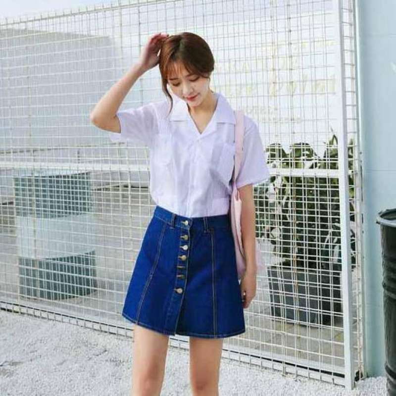 เสื้อเชิ้ตสีขาว มีหลายขนาด ใส่ได้ทั้งเด็กและผู้ใหญ่