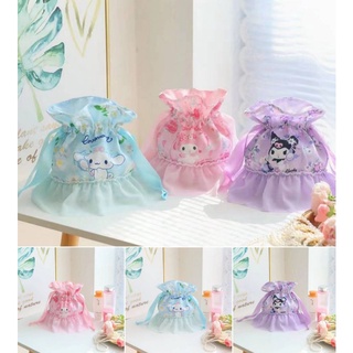 กระเป๋า Sanrio Character สำหรับใส่ของจุกจิก แบบหูรูด เนื้อผ้าซาติน สัมผัสนุ่มลื่น มี 3 ลาย ราคา 190 บาท🎉