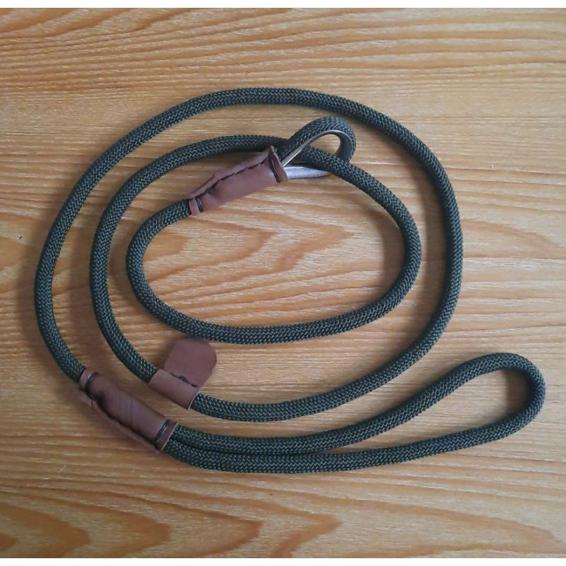 เชือกจูงสุนัข ฝึกสุนัข ความยาว 1.50 เมตร ส่วนหนังสีดำ ความหนาเชือก 8 mm.