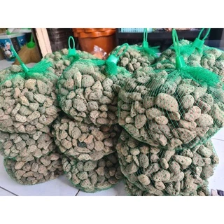 หินภูเขาไฟ 1 กิโลกรัม./พร้อมถุงตาข่าย เกรดA ฝุ่นน้อย🏆 วัสดุกรองตู้ปลา ใส่ถังกรอง ตู้กรอง บ่อกรอง ขนาดเม็ด 1-4cm.