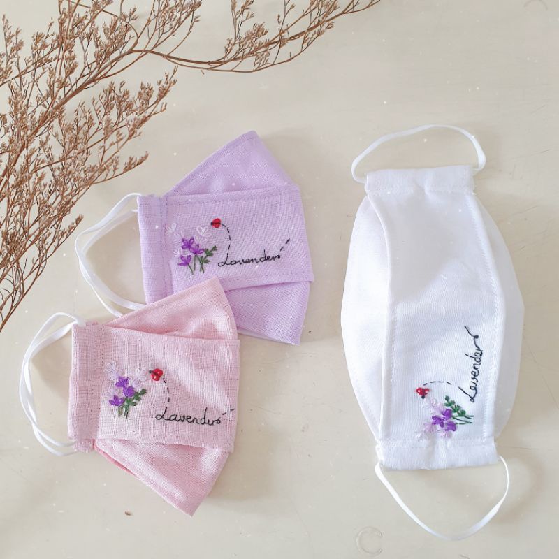 [April Shop] หน้ากากผ้าลินิน 3D บุมัสลินปักดอกไม้ลาเวนเดอร์ (สายรัดมีปุ่มปรับระดับได้)
