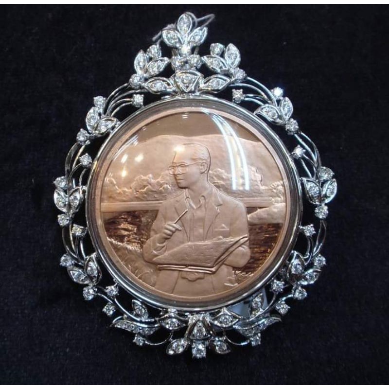 เข็มกลัดเหรียญที่ระลึกรัชกาลที่ 9 ล้อมกรอบด้วยเพชร CZ เรือนเงินชุบทองขาว