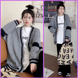 900Shop📌เสื้อคาร์ดิแกนกันหนาว แต่งขอบดำ คอวีกระดุมหน้า มีกระเป๋า สีเทา