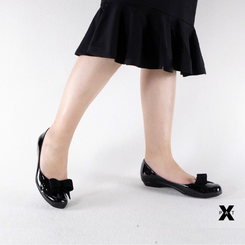 colour black X-PAT (1X888) รองเท้าคัชชูส้นเตี้ยหนังแก้ว