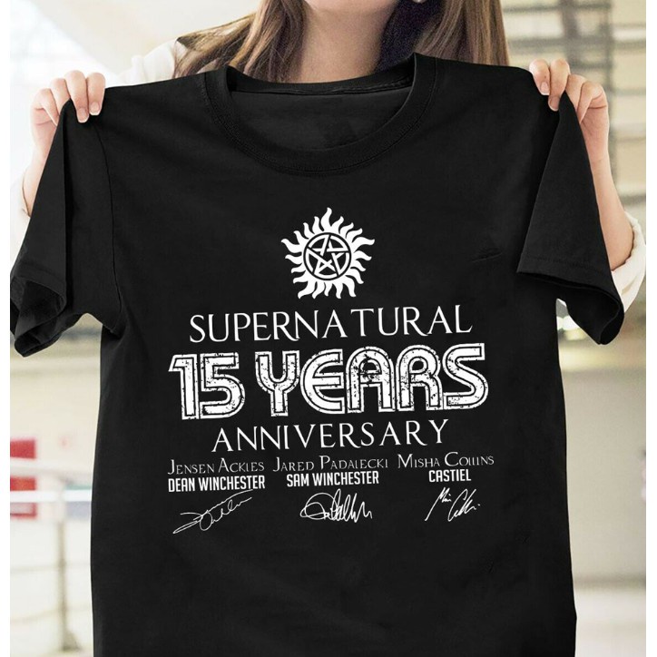 เสื้อยืดสีขาวผู้ชาย - เหนือธรรมชาติ15ปีคณบดีแซมCastielลายเซ็นชายสีดําเสื้อยืด