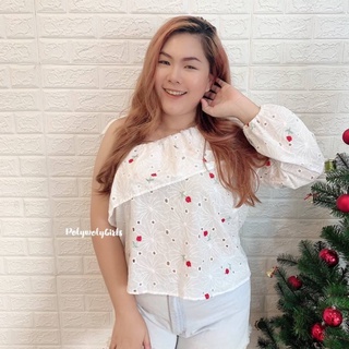 สาวอวบ เสื้อแขนเดียวไหล่ระบาย เนื้อผ้าคอตตอน ลูกไม้ฉลุลาย แต่งปักดอกไม้เล็กๆ