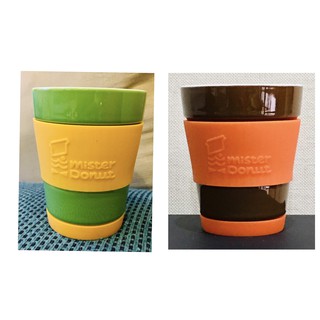 แก้วกาแฟ เซรามิค พร้อมที่จับยางซิลิโคน Mister Donut สีน้ำตาล/สีเขียว แพ็คคู่