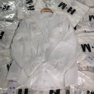 [พร้อมส่ง]เสื้อใส่ทำงาน เสื้อใส่เที่ยว สีขาวงานดีเสื้อคอระบายลูกไม้มุกของเข้าแล้วงานนำเข้าสวยมากป้ายH.M