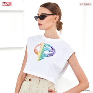 VATANA - เสื้อยืดโอเวอร์ไซส์ครอปแขนกุด สีขาว พิมพ์ลาย AVENGERS LOGO สีรุ้ง