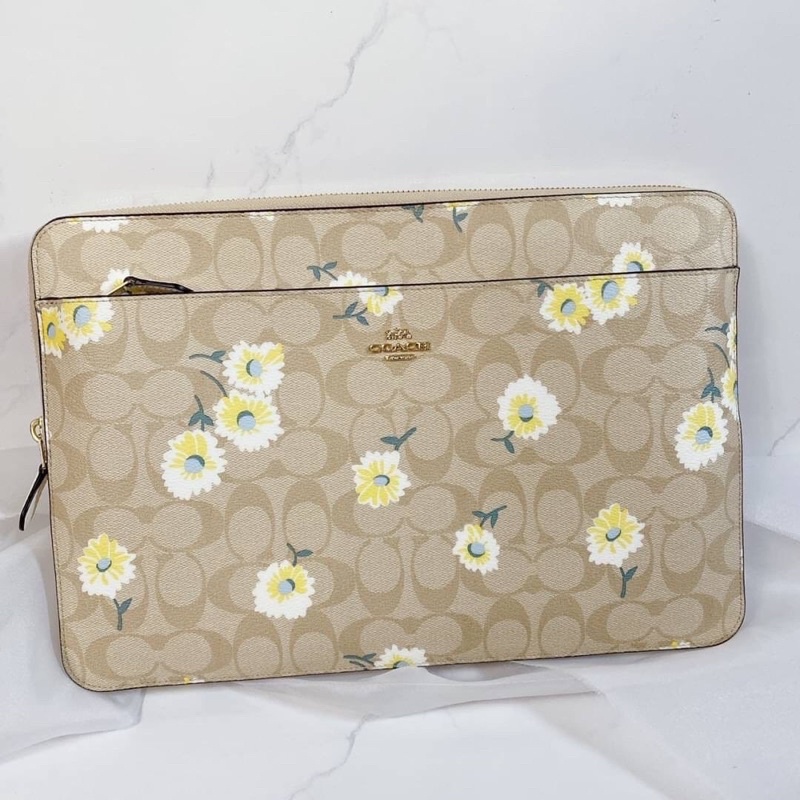 ✨Coach แท้ 💯% กระเป๋าใส่โน๊ตบุ๊ค รุ่น Limited/ LAPTOP SLEEVE IN SIGNATURE CANVAS WITH DAISY PRINT