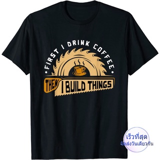 เสื้อยืดท็อป ผ้าฝ้าย พิมพ์ลาย I Drink Coffee Then I Build Things น่ารัก แฟชั่นฤดูร้อน สําหรับผู้ชาย