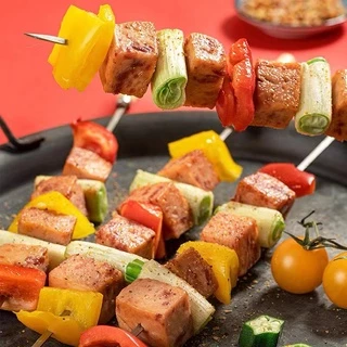 แฮมหมูกระป๋องเนื้อสัมผัสเนียนนุ่ม หอมกลิ่นเครื่องเทศ รสชาติเค็มอ่อนๆขนาด梅林午餐肉罐头340g