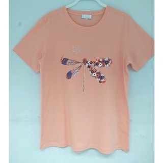 เสื้อยืดคอกลมสีส้มพิมพลายแมงปอราคา 100 บาทสวมใส่สบาย