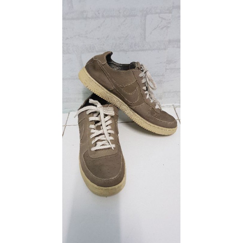 รองเท้าหนัง NIKE สีเขียวขี้ม้า
