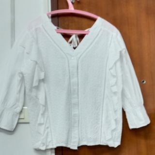 🌺🌺เสื้อลูกไม้สีขาว คอวี มี  ทำสายข้างสำหรับผูกโบว์ ดูน่ารัก เ