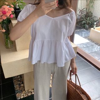 เสื้อเกาหลีคอกว้างแขนตุ๊กตา แต่งระบายชาย ทรงสวย ใส่แล้วน่ารักมากกค่ะ