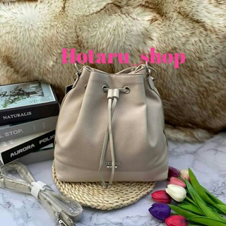 GUESS. DRAWSTRING BUCKET BAG WITH STRAP กระเป๋าถือหรือสะพาย  วัสดุหนังแกะสังเคราะห์