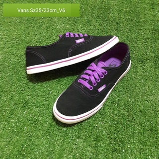 รองเท้า🍇Vans🍆ของแท้มือสอง..รองเท้าผ้าใบสีดำแต่งม่วง..รุ่นพื้นบาง