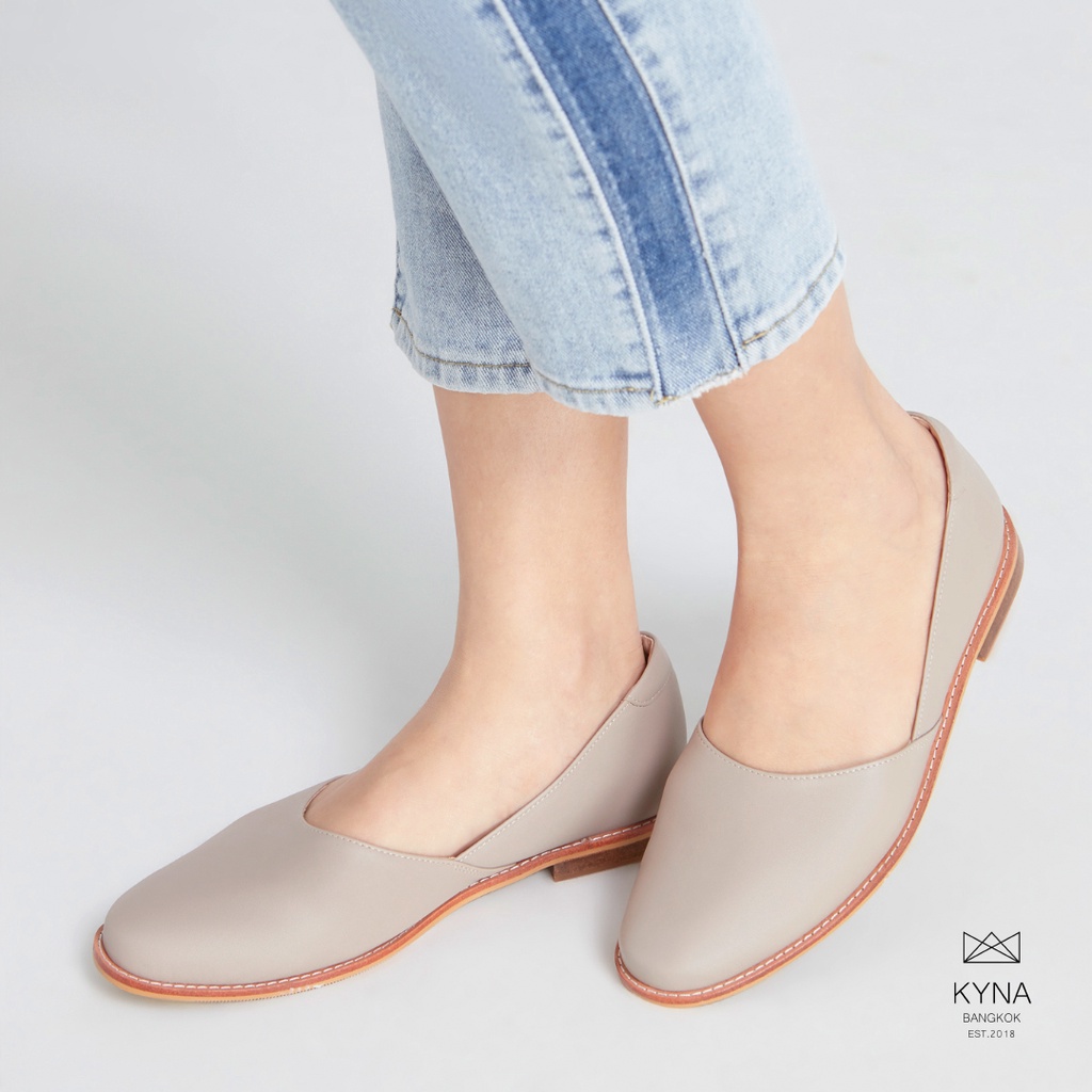1 แถม 1 (คละรุ่น) KYNA รองเท้าหนังแท้ รุ่น Comfy สี Nude Pink ความสูง 2 ซม.