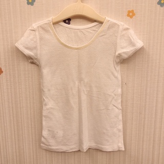 used เสื้อยืด เสื้อกล้าม uniqlo size 100 มีรูระบาย ผ้ายืด นิ่มสบาย