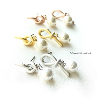 Pearly knot earrings. (ต่างหูแบบติดหู งานชุบทองคำขาว ปลายมุก)