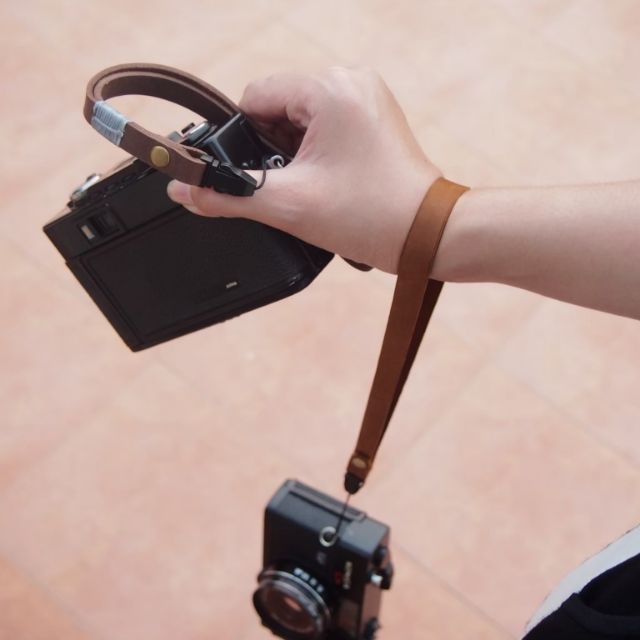 สายกล้องคล้องข้อมือหนังวัว Crazy​house​