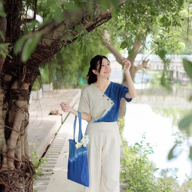 เสื้อผ้าฝ้ายย้อมครามแต่งกระดุมกะลา