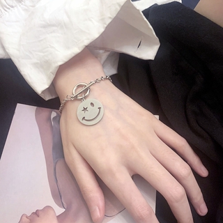 สร้อยข้อมือสีเงินสําหรับผู้หญิง