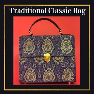 Traditional Print Navy Blue Bag. กระเป๋า​ผ้าทอลาย ใบนี้เหมาะสำหรับท่านที่ชอบกระเป๋าทรงนี้โดยเฉพาะ มีตัวล๊อคด้านหน้า ใช้ง