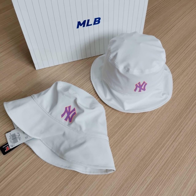 พร้อมส่ง MLB Athleisure bucket hat หมวกปีกสีขาว logo NY สีม่วง 🤍💜 โลโก้ซิลิโคน ตัวหมวกเป็นผ้านิ่ม ยื