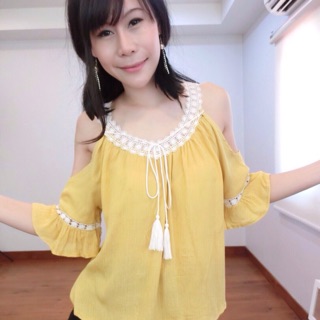 พร้อมส่ง วันเสาร์  เสื้อแต่งพู่สไตส์สาวโมฮีเมี้ยนเนื้อผ้าใสสบายแอบเซ็กซี่เว้วไหล่น่ารัก คอแต่งลูกไม้