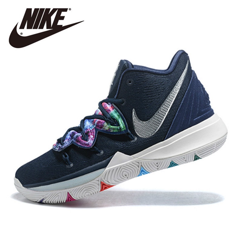 Nike Kyrie 5 Men's Basketball Shoes การดูดซับแรงกระแทกระบายอากาศสวมรองเท้ากีฬาแบบพันรอบรองเท้าบาสเก็ตบอลกลางแจ้ง