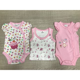 ลด50% ล้างสต๊อก!!  ชุดเด็ก ( ได้ 3 ตัว ) เซ็ตบอดีสูทเก๋ๆ+เสื้อกล้าม  baby girl