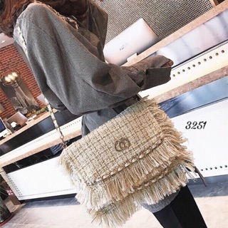 👜NEW ARRIVAL👜 CC Style Tweed Clutch Bag กระเป๋าถือผ้าtweedสไตล์ CC มาพร้อมสายสะพายยาว ถือก็สวย สะพายก็หรูค่ะ