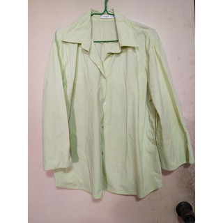 เสื้อเชิ้ต oversize สีเขียว ไม่มีลาย กระดุมหน้า มือสอง พร้อมส่งหน้าอก 46"ความยาวเสื้อ26"สนใจกดสั่งไปเลยคะ ไม่มีตำหนิ