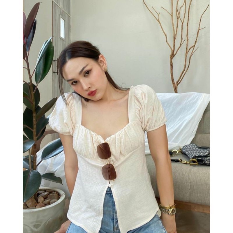 JASMIN TOP เสื้อแขนตุ๊กตา สีครีม คอเหลี่ยม Loonny Stores