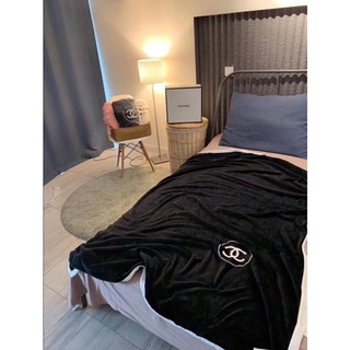 ผ้าห่ม แชแนล BLANKET  สินค้ามาพร้อมกล่องนะคะ ผ้าห่ม CHANEL ขนาด 150*200 cm เนื้อผ้านิ่มอุ่น นุ่มละมุนมือ พร้อมกล่อง