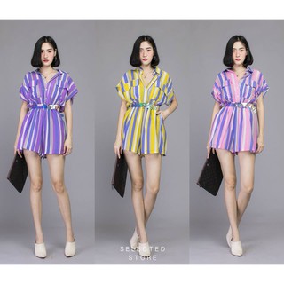 จั๊มสูทขาสั้นทรงเชิ้ต ผ้าลายทางสลับสี สีสันสดใส รุ่นนี้มาพร้อมเข็มขัดค่ะ