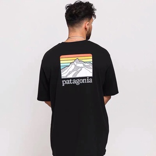 แพงกว่า แต่ดีกว่าPatagonia ที่อยู่เบื้องหลังภูเขาหิมะสายรุ้งคลาสสิกกระเป๋าใหญ่โลโก้แขนสั้นเสื้อยืด rjxj