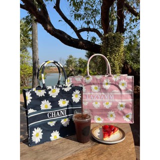 รุ่น Daisy Bag กระเป๋าผ้าแคนวาสพิมพ์ลายดอกเดซี่ พร้อมปักชื่อ ปักชื่อได้ตามต้องการ มาพร้อมสายสะพายไหล่