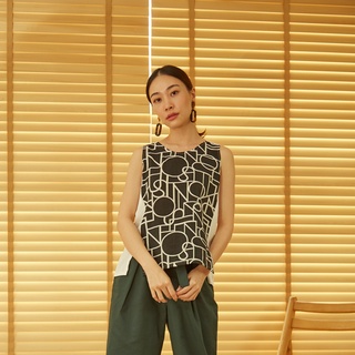 THARA เสื้อลายกราฟฟิคแขนกุด รุ่น SCOOP TOP