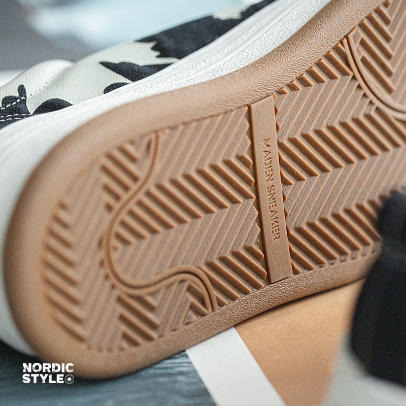 Maden รองเท้าผ้าใบลําลอง พื้นหนา ระบายอากาศได้ดี พิมพ์ลายใบเมเปิ้ล เข้า