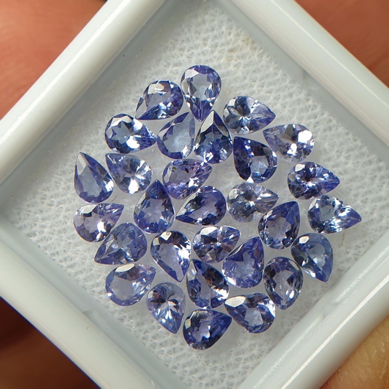 ( 1 ชุด มี 8 เม็ดค่ะ ) พลอยแท้ แทนซาไนท์ Tanzanite สีฟ้าอมม่วงอ่อน ทรงหยดน้ำ ขนาด 4x3มิล พลอย พลอยฟ้า พลอยสวย พลอยหายาก