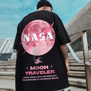 เสื้อยืด- เสื้อยืดแขนสั้นลําลอง ทรงหลวม ลายนักบินอวกาศ nasa สีชมพู เข้ากับทุกการแต่งกาย สําหรับผู้ชาย และผู้หญิง